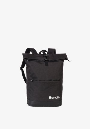 Zwarte Black Bench roll-top rugzak met voorvak met rits, verstelbare schouderriemen en logo op het onderste voorpaneel.