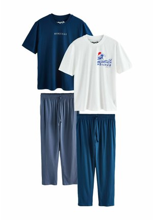 Zwei Pyjama-Sets mit kurzärmeligen Oberteilen und Hosen mit elastischem Bund; eines mit Marineblauem Oberteil und "HOKUSAI" Schriftzug, eines mit weißem Oberteil mit Wellenmotiv und japanischen Schriftzeichen.