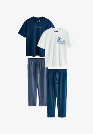 Két pizsamaszett rövid ujjú felsőkkel és gumis derekú nadrágokkal; az egyik sötétkék felsőn "HOKUSAI" felirat, a másikon fehér felső hullám grafikával és japán karakterekkel.