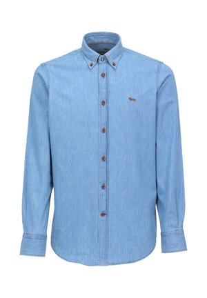 Ljusblå denimskjorta med krage och bruna knappar. Har en liten broderad hundlogga på bröstet. Långa ärmar.