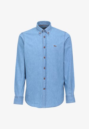 Camicia di jeans blu chiaro con colletto button-down e bottoni marroni. Presenta un piccolo logo di cane ricamato sul petto. Maniche lunghe.