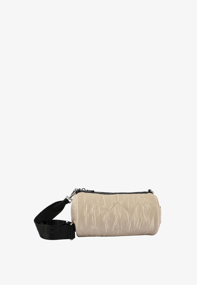 Polstret beige skuldertaske med quiltet design, sort rem, sølvhardware og lynlåslukning. Glat tekstur med synlige søm accenter.