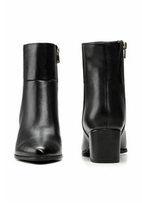 Czarne skórzane botki za kostkę z okrągłym noskiem i słupkowym obcasem, z bocznym zamkiem i gładką fakturą. Prosty design bez ozdób.