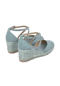 Sandali wedge in suede azzurro chiaro con cinturini incrociati e fibbia regolabile alla caviglia. Suola in juta intrecciata per un effetto di texture e un po' di altezza in più.