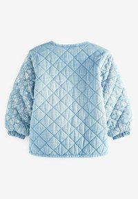 Gepolsterte Jeansjacke in Hellblau mit gemusterten Blumenschlingen, elastischen Bündchen und runder Halslinie, die ein Rautenmuster aufweist.