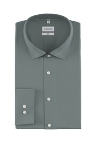 Chemise ajustée en tissu vert muted. Elle présente un col classique, cinq boutons sur le devant, et un poignet à bouton unique avec une poche carrée.