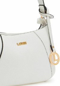 Weißes strukturiertes Lederhandtasche mit schwarzen Akzenten, ausgestattet mit einem goldenen Logo und einem runden goldenen Beschlag. Schlichtes, geschwungenes Design.