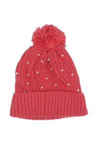 Rode gebreide beanie met een geribbelde omslag, een zachte pompon bovenop en decoratieve faux parels verspreid over de muts. Zachte textuur.