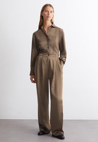 Marc O'Polo PLEATED STYLE WELT POCKETS - Stoffhose - melted nougat