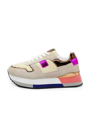 Sneakers con una parte superiore in suede beige, accenti metallici in oro e rosa, lacci bianchi e una suola piatta multicolore.
