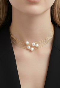 Złoty choker z pięcioma okrągłymi, białymi perłami rozmieszczonymi wzdłuż wielu cienkich złotych drutów, cechujący się gładkim wykończeniem i minimalistycznym designem.