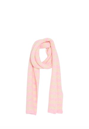 Una bufanda de punto suave con franjas alternas de color rosa pálido y crema, colocada en forma de lazo sobre un fondo blanco.
