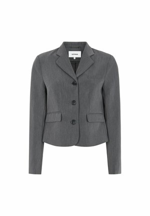 Grauer Blazer mit taillierter Passform, weichem Stoff, einzelner Brusttasche und drei vorderen Knöpfen. Verfügt über angedeutete Revers und lange Ärmel.