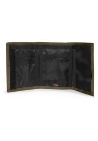 Groene stoffen portemonnee met een gestructureerde buitenkant, zwarte mesh binnenkant, meerdere kaartsleuven en een klittenbandsluiting. Eastpak-logo zichtbaar.