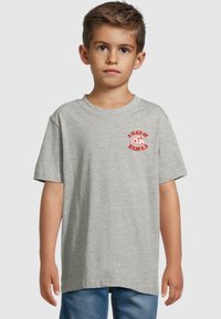T-shirt in cotone grigio con maniche corte, con una grafica stampata rossa che recita "UN PEZZO DI CIELO" e un design a forma di fetta di pizza.