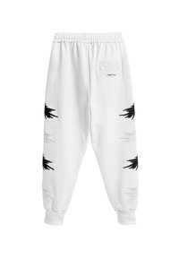 Pantalones de chándal blancos con elementos de diseño desgastados en negro y gris a los lados. Presenta una cinturilla elástica y una etiqueta de parche en la parte posterior.