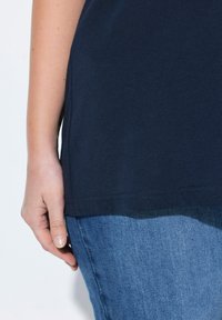 Ulla Popken 2 PACK SHORT SLEEVE V-NECK - Jednoduché tričko - marine