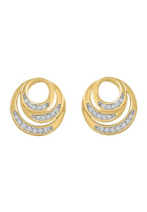 Pendientes redondos de oro con tres círculos concéntricos, cada uno con una fila curva de pequeñas piedras blancas brillantes.