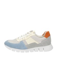Baskets blanches avec des accents en suède bleu clair, gris et orange, des panneaux en maille et une semelle en caoutchouc blanc épais. Les lacets sont blancs.
