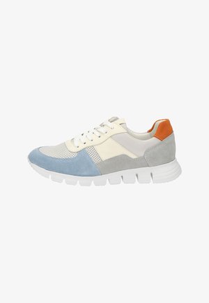 Weißer Sneaker mit hellblauen, grauen und orangefarbenen Wildlederakzenten, Mesh-Einsätzen und einer dicken weißen Gummisohle. Die Schnürsenkel sind weiß.
