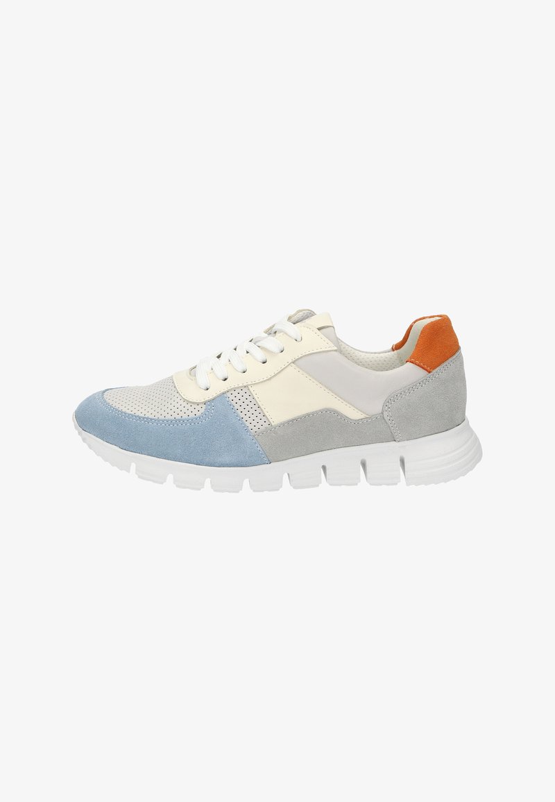 Weißer Sneaker mit hellblauen, grauen und orangefarbenen Wildlederakzenten, Mesh-Einsätzen und einer dicken weißen Gummisohle. Die Schnürsenkel sind weiß.