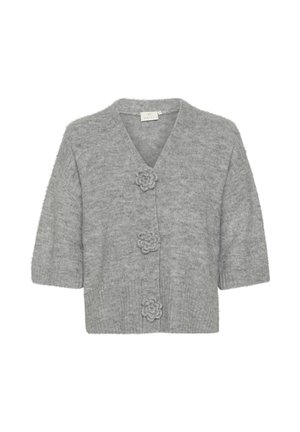 Grå cardigan lavet af blødt, fluffy materiale. Har en v-hals, korte ærmer og tre blomstformede knapper som detaljer.