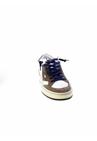 Sneaker in suede marrone e pelle bianca con lacci blu, perforazioni sulla punta, suola intermedia spessa color tan e suola esterna in gomma nera.