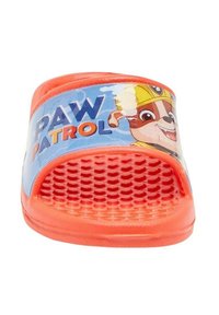 Sandale rouge à glissière avec un design en maille, affichant le visage d'un personnage de dessin animé, avec le texte "PAW PATROL" en bleu et orange.