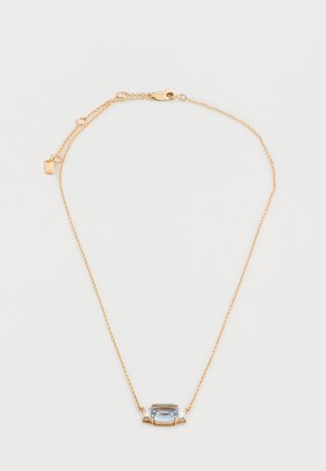 Collar delicado de cadena de oro con tres gemas rectangulares de color azul claro, una piedra central más grande flanqueada por dos piedras más pequeñas.