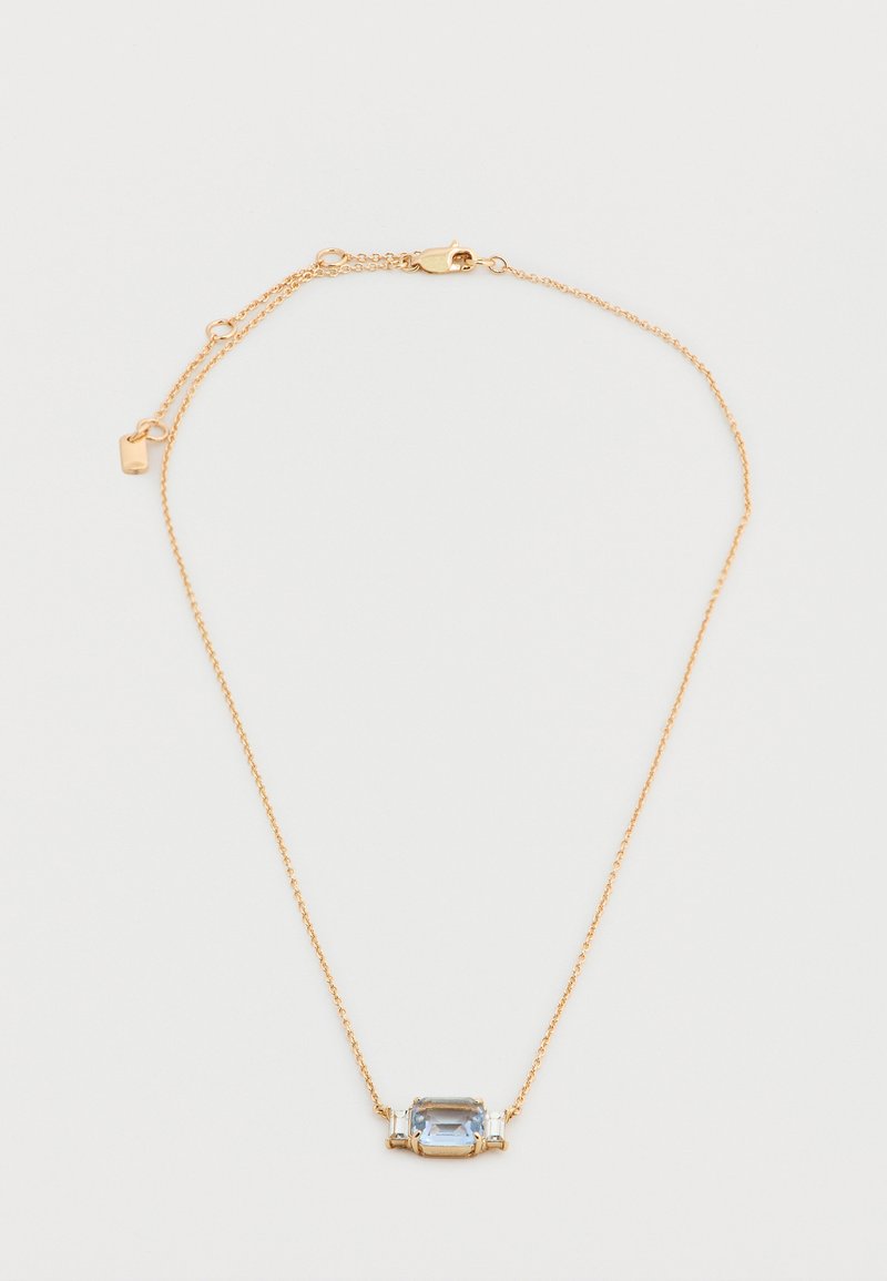 Λεπτό κολιέ με χρυσή αλυσίδα και τρεις ορθογώνιες φωτεινές γαλάζιες πέτρες, μια μεγαλύτερη κεντρική πέτρα πλαισιωμένη από δύο μικρότερες πέτρες.