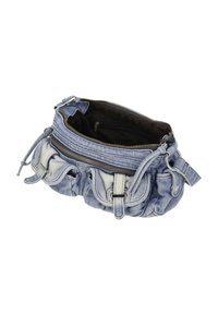 Denim-Schultertasche mit gerafftem Design, silbernem Reißverschluss, zwei Fronttaschen und verstellbarem Riemen. Innen dunkel gefüttert mit einer Reißverschlusstasche.