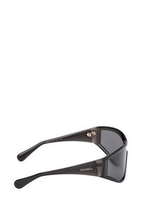 Černé plastové sluneční brýle s geometrickým rámem, tmavými skly a elegantními nožičkami, které mají zlatý detail na závěsu a branding na boku.