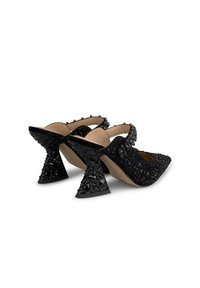 Scarpe con tacco nere a punta, decorate con gemme scintillanti. I tacchi conici texturizzati unici aggiungono un elemento di design distintivo.