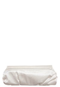 Valkoinen satiininen clutch-laukku, jossa on pehmeä, ryppyinen rakenne ja vetoketjusuljenta. Yksinkertainen, suorakulmainen muoto, jossa on minimalistischeja muotoiluelementtejä.