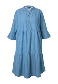 Denimmekko, jossa on pyöreä pääntie, nappikiinnitys ja kolmivartiset kellohihat. Ominaisuuksiin kuuluu kerrostettu muotoilu vaaleansinisestä kankaasta.