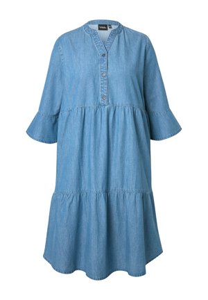 Abito in denim con scollatura rotonda, chiusura con bottoni e maniche a campana a tre quarti. Presenta un design a strati in tessuto blu chiaro.