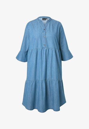 Vestido de mezclilla con escote redondo, cierre de botones y mangas acampanadas de tres cuartos. Presenta un diseño en capas en tela de color azul claro.