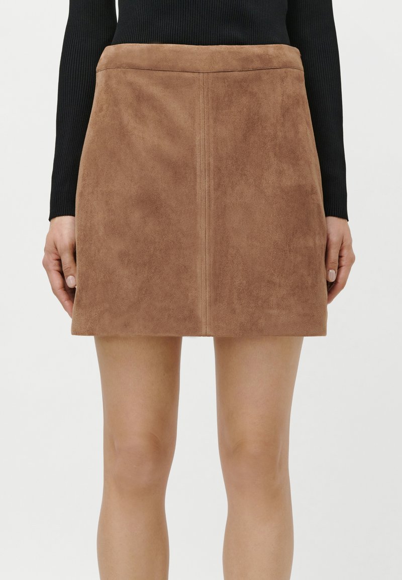 Fustă mini din suede maro, cu o croială dreaptă, talie plată și detalii cu cusătură frontală. Textură netedă și design simplu, elegant.