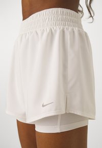 Nike Performance ONE - 2-i-1-shorts - white/silver