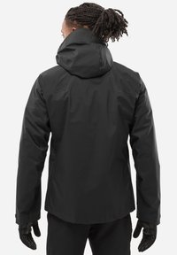 Veste imperméable noire avec un col montant et une capuche. Elle présente une texture lisse et des poignets réglables, conçue pour une utilisation en extérieur.