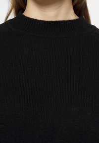 FTC Cashmere Sweter