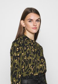 ONLY NEW MALLORY  L/S - Blusa - black/capetown