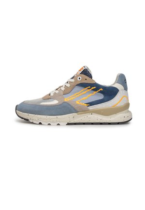 Sneaker mit einer Mischung aus blauem Wildleder, grauem Mesh und beigen Akzenten. Verfügt über ein oranges Streifendesign und eine gesprenkelte weiße Sohle.