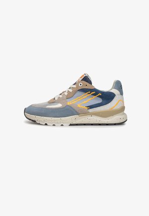 Sneaker med en blanding af blå ruskind, gråt mesh og beige accenter. Har et orange stribedesign og en spraglet hvid sål.