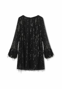 Abito nero con scollatura rotonda, lunghe maniche trasparenti, texture frangiata e dettagli pelosi nei polsini; presenta paillettes lucide e una vestibilità morbida.