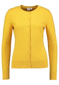 Gult stickad cardigan med långa ärmar, rund halsringning och femknapsstängning. Har ribbad nederkant och ribbade manschetter för extra textur.