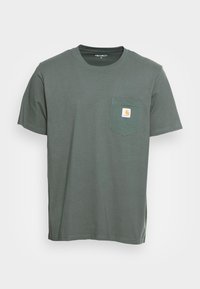 Maglietta a maniche corte verde scuro realizzata in morbido cotone, con una tasca sul petto a sinistra e un logo quadrato Carhartt.