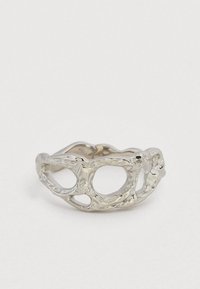 Ezüst gyűrű organikus, áttört mintával, amely szabálytalan, összekapcsolódó hurkokra és texturált felületre emlékeztet.