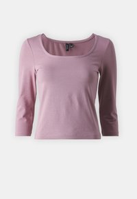 Vaaleanpunainen pitkähihainen paita, jossa on neliön muotoinen pääntie. Valmistettu pehmeästä kankaasta, jolla on sileä pinta. Muotoiltu malli, jossa on hienot ompeluyksityiskohdat helmaosa.