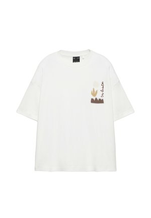 Weißes T-Shirt mit kurzen Ärmeln mit einem kleinen braunen und beigen abstrakten Pflanzendesign und kursivem Text auf der linken Brust.